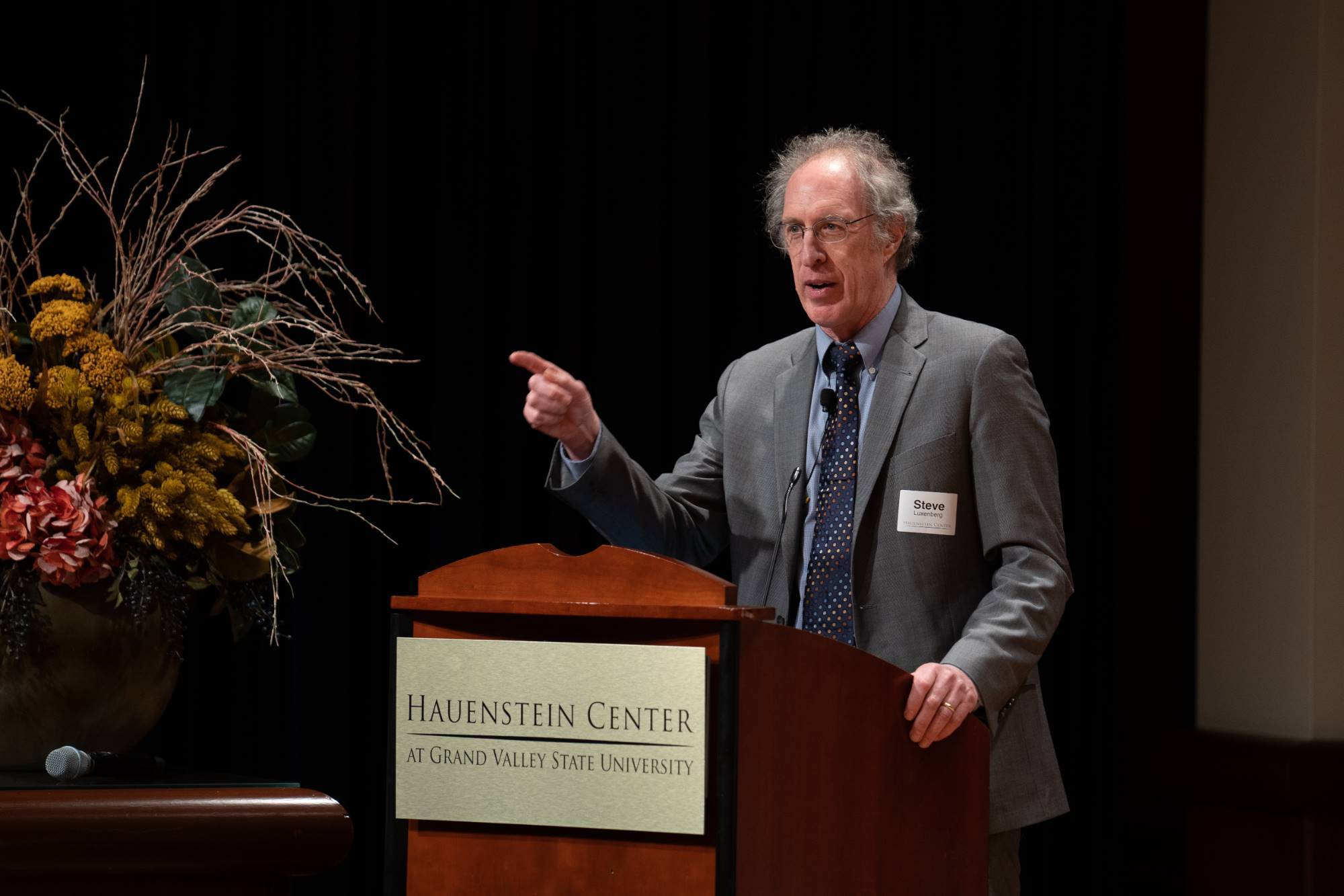 Guest speaker Steven Luxenberg speaks from the stage.